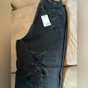 Multiple sizes and quantity on these new judy blue stretchy comfortable jeans